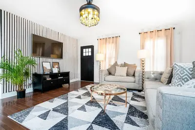 Image de Family sized cozy Atlanta retreat with firepit 5 bedrooms 2 bathrooms