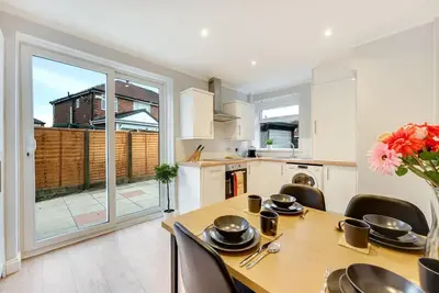 Elm-G House - Brand New 3 bed home with driveway parking.