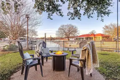 Image de Calm, Clean, Comfy 3 Bed Lakeside Retreat with Firepit