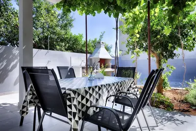 Image de Appartement de deux chambres avec la terrasse Komiza, Vis (A-9722-a)