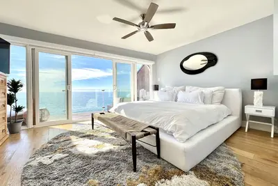 Image de Malibu Waterfront Gallery + Private Beach Access