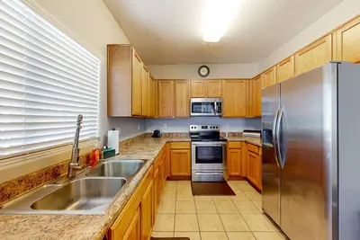 Image de Gated community townhome with on-site pool, hot tub, patio, balcony, & W\/D