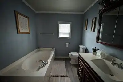 Image de Discover seclusion at Road's End Retreat, a 2-bed, 2-bath sanctuary.