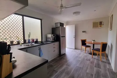 Image de Cosy & Convenient: pools, shops, uni, hospital