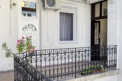 Image de Stay One Step From Opera   Andr  ssy avenue