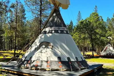 Image de Buck and Does - 20' - Sleeps up to 4 -  Restrooms and Showers are only a short walk away.