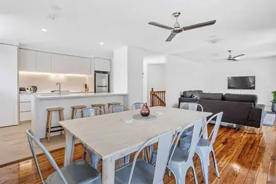 Image de Discover the perfect retreat for families and pets alike in the heart of Broadbeach.