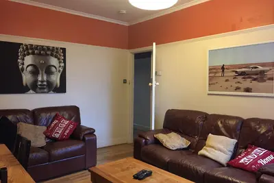 Image de nifty two bed urban flat near leafy park and city