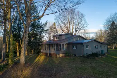 Image de Large newly remodeled 5 bedroom house close to all Lake Erie Attractions!