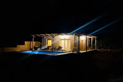 Image de Romantic luxury apartment by the beach! 3 min to the ocean, with a private pool!