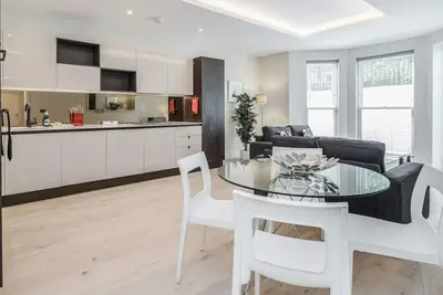 Image de Seine Serenity: Quaint 2br Haven Near Arc de Triomphe with Balcony Bliss