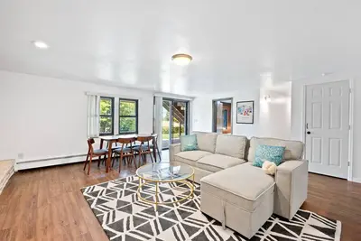 Image de 2 Br Basement Suite in Aurora!