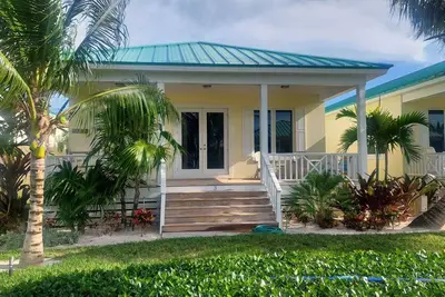 Image de Cottage # 3 - Sleeps 8 and just steps away from the beach! \n