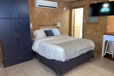 Image de Studio cabin #3 with lake view and boat dock access, outdoor seating.