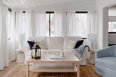 Image de New! ! The Royal Post/Charming Cottage/2 bedroom 2 bath/1 block to lake/fire pit