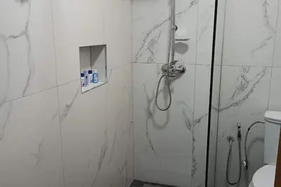 Image de Elegancë dhe Lumturi në Zemrën e Tiranës - Apartament Modern