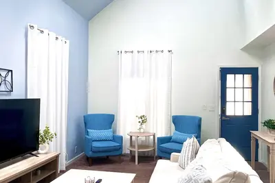 Image de 10 min to Speedway! Large Home, Desirable Area!