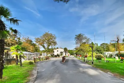 Image de Jolie Mobil-home proche mer Camping à la ferme calme sans aucun vis à vis