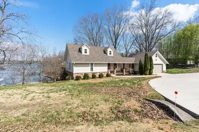 Image de Lakeside Comfort with Private Dock! Close to local marinas! !