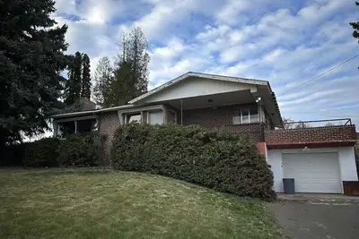 Image de Large walk in lower unit in 1950 home nice neighborhood