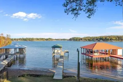Image de Gorgeous Lake Front Retreat, Private Dock and Boathouse!