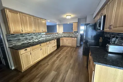 Image de New Three bedroom ranch style pet friendly home with a patio & theatre room!