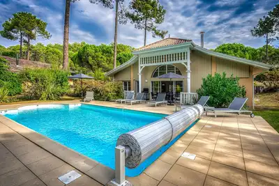 Image de villa de standing sécurisée au calme dans la forêt
