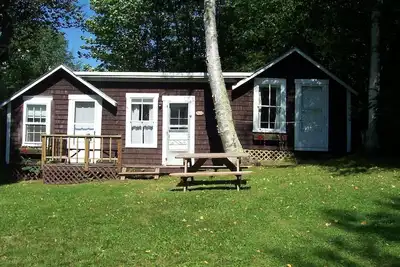 Image de Twin Cottage - Cozy cottage with generous deck and beautiful lake view.