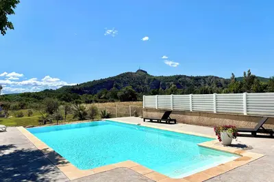 Image de Mas du Rocher, 160m², piscine privée, terrain clos 2000m², accès Via Ardèche