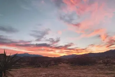 Image de Family friendly desert cabin with mountain views, pool table and indoor chimney.