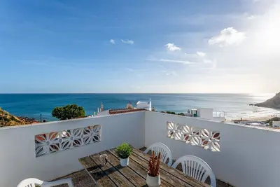 Image de Comfy Flat W/ Rooftop Beach View by LovelyStay