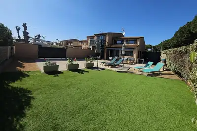 Image de Maison tout confort 8 personnes en bord de mer, piscines communes sur place