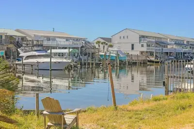 Image de Canal-view townhome near beach, HarborWalk, and shops. Your coastal escape!