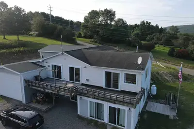 Image de Swain Hill Hideaway offers beautiful ski area view. Accommodates 4 guests.