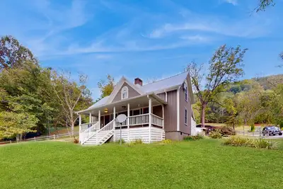 Image de Classic farmhouse-style home w/ front porch, hot tub, & free attraction tickets