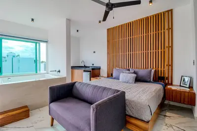 Image de 2-story studio apt near beach with 2 balconies, pool, kitchenette, & jetted tub