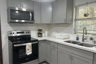 Image de \n\nCharming and cozy cottage on the banks of the Caloosahatchee River& Lake O\n\n\n\n