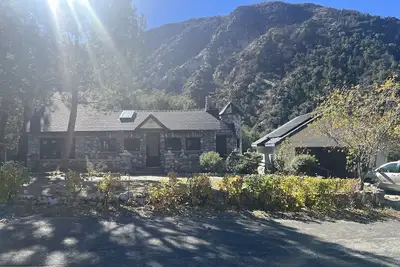 Image de One bedroom 100yr old stone cottage in California National Forest.