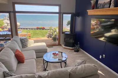 Image de Stunning Lakefront Beach House