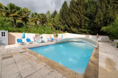 Image de Cottage 'Jardins De La Cantine - Terre Et Mer' avec terrasse privée, piscine chauffée partagée, WiFi