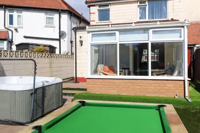 Image de 19 Slinger Road, pet friendly, with hot tub in Thornton-Cleveleys