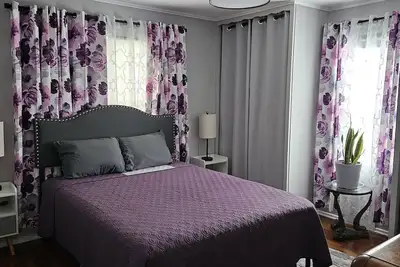 Image de Private home all to yourself, shopping, dining, hospitals and colleges.