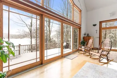 Image de Retraite Spacieuse au Bord du Lac avec une Vue Imprenable