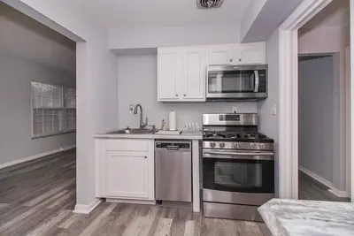 Image de Beautifully Renovated 2Bdrm Cleveland Suburb Condo\n\n