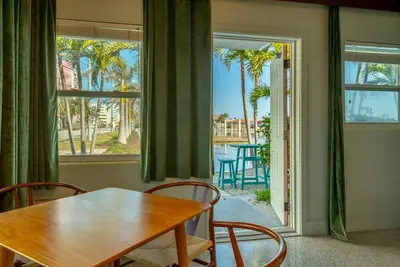 Image de 2101 · Sunny Water-View Apartment with Terrazzo Floor