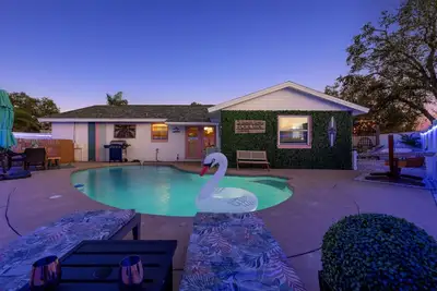 Tranquil Tropics| Heated Pool, Games, 10 to Beach