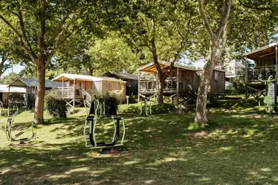 Image de Cabane Lodge Cosyflower Premium 38m² (2 chambres) dont terrasse couverte 10m² + Tv + draps inclus 4 personnes