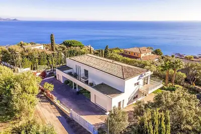 Image de 5 chambres à coucher à Les issambres