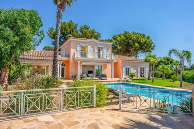 Image de 4 chambres à coucher à Saint-Aygulf