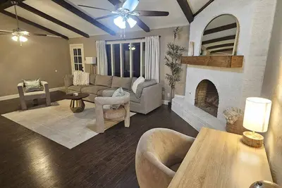 3Bed/2 Ba - Huge Fenced yard - Fast Freeway Access